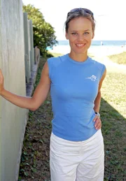 Deb, die Sportpsychologin, vertritt die Interessen des Sponsors Solar Blue. Deb, die Sportpsychologin, vertritt die Interessen des Sponsors Solar Blue.