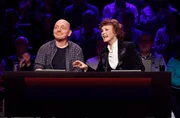 Rateteam-Kapitän Bernhard Hoëcker (l.) mit Schauspielerin Katrin Sass (2.v.l.). Rateteam-Kapitän Bernhard Hoëcker (l.) mit Schauspielerin Katrin Sass (2.v.l.).