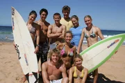 Edge (Khan Chittenden, vorn li.), Fly (Sophie Luck, vorn re.), Perry (Tahyna Tozzi), Bec (Kate Bell, 3. Reihe, 1.v.li.), Heath (2.v.li.), Matt (Christopher Foy, 3.v.li.), Trainer Simmo (Martin Lynes, 4.v.li.), Deb und Anna (Mara Scherzinger, 6.v.li.) Edge (Khan Chittenden, vorn li.), Fly (Sophie Luck, vorn re.), Perry (Tahyna Tozzi), Bec (Kate Bell, 3. Reihe, 1.v.li.), Heath (2.v.li.), Matt (Christopher Foy, 3.v.li.), Trainer Simmo (Martin Lynes, 4.v.li.), Deb und Anna (Mara Scherzinger, 6.v.li.)