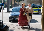 Bei einem Undercover-Einsatz in einem exklusiven Rollenspieler-Club mimen Kommissarin Nele Becker (Nina Siewert) und Kriminaldirektor Michael Kaiser (Karl Kranzkowski) ein Pärchen aus der Biedermeier-Zeit, um an Informationen in einem außergewöhnlichen Mordfall zu gelangen. Bei einem Undercover-Einsatz in einem exklusiven Rollenspieler-Club mimen Kommissarin Nele Becker (Nina Siewert) und Kriminaldirektor Michael Kaiser (Karl Kranzkowski) ein Pärchen aus der Biedermeier-Zeit, um an Informationen in einem außergewöhnlichen Mordfall zu gelangen.