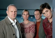 Von links: Hauptkommissar Frank Steier (Joachim Król), Katharina Enders (Nele Mueller-Stöfen), Gefängsnisdirektor Rainer Vaske (Sylvester Groth) und Hauptkommissarin Conny Mey (Nina Kunzendorf). Von links: Hauptkommissar Frank Steier (Joachim Król), Katharina Enders (Nele Mueller-Stöfen), Gefängsnisdirektor Rainer Vaske (Sylvester Groth) und Hauptkommissarin Conny Mey (Nina Kunzendorf).