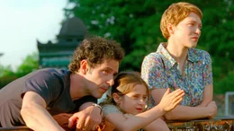Cl&eacute;ment (Melvil Poupaud, l), Sandra (L&eacute;a Seydoux, r) und Tochter Linn (Camille Leban-Martins, m) schauen zusammen auf Paris. Weiteres Bildmaterial finden Sie unter www.br-foto.de.