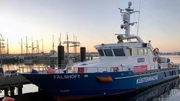 Das Küstenboot "Falshöft" ist oft die Einsatzzentrale in der Kieler Bucht. Von hier aus werden Schiffskontrollen organisiert, Umweltsünder auf See gejagt. Das Küstenboot "Falshöft" ist oft die Einsatzzentrale in der Kieler Bucht. Von hier aus werden Schiffskontrollen organisiert, Umweltsünder auf See gejagt.
