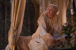 K&ouml;nigin Gertrude (Naomi Watts) in ihrem Schlafgemach.