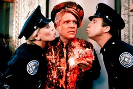 Captain Harris (G.W. Bailey, M.), Debbie (Leslie Easterbrook) und Proctor (Lance Kinsey) sorgen f&uuml;r Chaos.