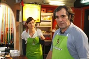 Eva (Anett Heilfort, l.) ahnt nicht, dass Süleyman (Hussi Kutlucan, r.) am Todestag seiner verstorbenen Frau in aller Stille trauert - und so trifft sie ihn an einer ganz empfindlichen Stelle. Eva (Anett Heilfort, l.) ahnt nicht, dass Süleyman (Hussi Kutlucan, r.) am Todestag seiner verstorbenen Frau in aller Stille trauert - und so trifft sie ihn an einer ganz empfindlichen Stelle.