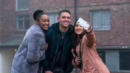 Billy (Tom Brittney) ist bei den Frauen sehr beliebt. Er wird oft auf der Stra&szlig;e angesprochen. Es macht ihn zun&auml;chst gl&uuml;cklich, dass fremde Frauen Fotos mit ihm machen m&ouml;chten.