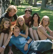 Das ganze Team der Blue Water High: Matt (Christopher Foy, vorn), Perri (Tahyna Tozz, 1.v.li.), Fly (Sophie Luck, 2.v.li.), Edge (Khan Chittenden, hi., 1.v.li.), Heath (Adam Saunders, hi.,2.v.li.), Bec (Kate Bell, 3.v.li.) und Anna (Mara Scherzinger, 4.v.li.). Das ganze Team der Blue Water High: Matt (Christopher Foy, vorn), Perri (Tahyna Tozz, 1.v.li.), Fly (Sophie Luck, 2.v.li.), Edge (Khan Chittenden, hi., 1.v.li.), Heath (Adam Saunders, hi.,2.v.li.), Bec (Kate Bell, 3.v.li.) und Anna (Mara Scherzinger, 4.v.li.).