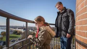 Finn (Sven Martinek, r.) h&ouml;rt Linna (Lilly Wagner, l.) aufmerksam zu.