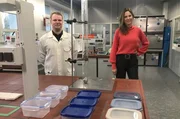 3 Frischhaltedosen im Test! Projektleiter Pascal Denke und Moderatorin Hendrike Brenninkmeyer gehen diesen Fragen auf die Spur! 3 Frischhaltedosen im Test! Projektleiter Pascal Denke und Moderatorin Hendrike Brenninkmeyer gehen diesen Fragen auf die Spur!