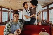 Frida Kahlo (Mina Sagdic) erlitt bei einem Busunfall schwerwiegende Verletzungen, die ihre Malerkarriere prägte. Frida Kahlo (Mina Sagdic) erlitt bei einem Busunfall schwerwiegende Verletzungen, die ihre Malerkarriere prägte.