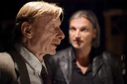 Conrad Ribarski (Otto Sander, l.) weiß, dass er sich seinem Sohn Carl (Stefan Jürgens, r.) gegenüber nicht immer richtig verhalten hat. Conrad Ribarski (Otto Sander, l.) weiß, dass er sich seinem Sohn Carl (Stefan Jürgens, r.) gegenüber nicht immer richtig verhalten hat.