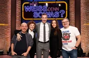Moderator Kai Pflaume (M.) und seine Rateteam-Kapitäne Bernhard Hoëcker (l.) und Elton (r.) begrüßen in dieser Sendung die Schauspielerin Katrin Sass (2.v.l.) und die Schauspielerin Simone Thomalla (2.v.r.). Moderator Kai Pflaume (M.) und seine Rateteam-Kapitäne Bernhard Hoëcker (l.) und Elton (r.) begrüßen in dieser Sendung die Schauspielerin Katrin Sass (2.v.l.) und die Schauspielerin Simone Thomalla (2.v.r.).