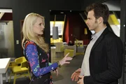 Enrique erfährt, dass die Zeitschrift nicht ganz so glamourös ist, wie er dachte. Monika Hubstedt (Mirja du Mont, l.) und Enrique (Jacob Weigert, r.) ... Enrique erfährt, dass die Zeitschrift nicht ganz so glamourös ist, wie er dachte. Monika Hubstedt (Mirja du Mont, l.) und Enrique (Jacob Weigert, r.) ...