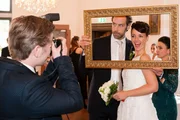 Jenny genießt arglos ihr Glück und ahnt nicht, dass ihre Familie Erik bereits große Probleme bereitet. Ingo schiesst Partybilder. (v.l.) Ingo (André Dietz), Erik (Alexander Wüst), Jenny (Kaja Schmidt-Tychsen) und Simone (Tatjana Clasing) Jenny genießt arglos ihr Glück und ahnt nicht, dass ihre Familie Erik bereits große Probleme bereitet. Ingo schiesst Partybilder. (v.l.) Ingo (André Dietz), Erik (Alexander Wüst), Jenny (Kaja Schmidt-Tychsen) und Simone (Tatjana Clasing)