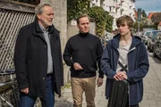 Arthur Bauer (Gerd Silberbauer, l.) spricht mit Dario Conradi (Johannes Geller, r.) und dessen Vater Stefan (Patrick Heyn, M.). Arthur Bauer (Gerd Silberbauer, l.) spricht mit Dario Conradi (Johannes Geller, r.) und dessen Vater Stefan (Patrick Heyn, M.).