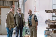 Im Laufe der Ermittlungen stoßen Finn (Sven Martinek, l.), Lars (Ingo Naujoks, M.) auf viele weitere Ungereimtheiten und Fragen: Was verbirgt der Werksleiter (Sven Walser, r.) Bohlandt vor ihnen? Im Laufe der Ermittlungen stoßen Finn (Sven Martinek, l.), Lars (Ingo Naujoks, M.) auf viele weitere Ungereimtheiten und Fragen: Was verbirgt der Werksleiter (Sven Walser, r.) Bohlandt vor ihnen?