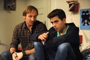 Felix bekommt Beziehungstipps von Gregor. Von links: Gregor Brunner (Holger M. Wilhelm) und Felix Kramer (Shayan Hartmann).