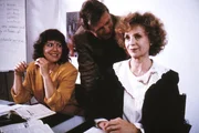 Noch hat Ilse Haslbeck (Ilse Neubauer, rechts) nicht bemerkt, dass der Leiter des Spracheninstituts, Herr Rosenbaum (Heinz Maracek), auch an Elfriede (Gundi Ellert) gefallen gefunden hat. Noch hat Ilse Haslbeck (Ilse Neubauer, rechts) nicht bemerkt, dass der Leiter des Spracheninstituts, Herr Rosenbaum (Heinz Maracek), auch an Elfriede (Gundi Ellert) gefallen gefunden hat.