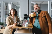 Die Kommissare Andresen (Sophie Melbinger, l.) und Stadler (Dieter Fischer, r.) sind ein erfolgreiches Ermittlerteam.