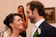 Glücklich verliebt und vermählt tanzen Jenny (Kaja Schmidt-Tychsen) und Erik (Alexander Wüst) zu einem live performten Song der R&B-Sängerin Cassandra Steen (hinten). Glücklich verliebt und vermählt tanzen Jenny (Kaja Schmidt-Tychsen) und Erik (Alexander Wüst) zu einem live performten Song der R&B-Sängerin Cassandra Steen (hinten).