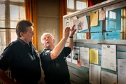 Wolle (Harald Maack, r.) erkl&auml;rt Hans (Bruno F. Apitz, l.), dass beide Teams offensichtlich den gleichen Mann suchen.