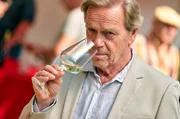 Ein Hoch auf die neue Weinkönigin! Bruno Wader (Jürgen Heinrich) ist ein stolzer Vater. Ein Hoch auf die neue Weinkönigin! Bruno Wader (Jürgen Heinrich) ist ein stolzer Vater.