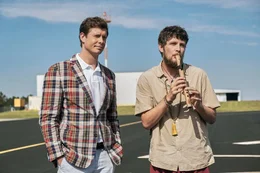 Ellies sehr unterschiedliche Br&uuml;der, Lebemann Lucky Collins (Anders Holm, l.) und Esoteriker Doug Collins (Brett Dier, r.), bei der Begr&uuml;&szlig;ung beziehungsweise dem Abschied ihrer G&auml;ste auf dem Flugplatz.