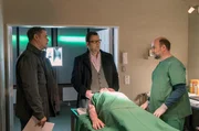 Dr. Strahl (Christoph Tomanek, r.) erkl&auml;rt Finn (Sven Martinek, l.) und Lars (Ingo Naujoks, 2.v.l.), wie der Tote umgebracht wurde.