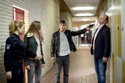 Geiselnahme in einer Schule: Rupert Glasnig (Aaron Hilmer, 2.v.r.) droht damit, seinen ehemaligen Lehrer Jan Pfeiffer (Andreas Schr&ouml;ders, r.) zu erschie&szlig;en. Doch dann bringt Nina Sieveking (Wanda Perdelwitz, l.) seine ehemalige Mitsch&uuml;lerin Clara (Rosmarie R&ouml;se, 2.v.l.) zu ihm.