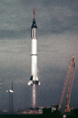 Am 21. Juli 1961 flog Gus Grissom als zweiter Mensch an Bord einer Mercury-Redstone-Rakete ins All. Der Flug dauerte 15 Minuten.