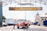 Pascal Kitzm&uuml;ller und Karl Weixelbaumer vorm Eingang zur Theresienwiese, Oktoberfest in M&uuml;nchen mit ihrem VW Bulli f&uuml;r die ServusTV Sendung "Lassd&lsquo;s mas schee Gria&szlig;n"