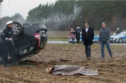 Lars (Ingo Naujoks, 2.v.r.) und Finn (Sven Martinek, r.) erreichen den Unfallort, bei dem ein Trauergast ums Leben gekommen ist.