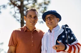 Vers&ouml;hnung am 4. Juli: Sebastian (Sebastian Maniscalco, l.) und sein Vater Salvo (Robert De Niro, r.).