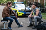 Auch wenn Linus Römer (Marc Schöttner, r.) gerade nicht zum Reden zumute ist, gibt er Kommissar Jo Stoll (Peter Ketnath, l.) Auskunft. Seine Mutter wurde in ihrem eigenen Fitnessstudio ermordet und Linus weiß, dass sie in illegale Machenschaften verwickelt war. War er das auch? Auch wenn Linus Römer (Marc Schöttner, r.) gerade nicht zum Reden zumute ist, gibt er Kommissar Jo Stoll (Peter Ketnath, l.) Auskunft. Seine Mutter wurde in ihrem eigenen Fitnessstudio ermordet und Linus weiß, dass sie in illegale Machenschaften verwickelt war. War er das auch?