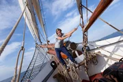 Checker Tobi setzt die Segel auf der "Thor Heyerdahl". Checker Tobi setzt die Segel auf der "Thor Heyerdahl".