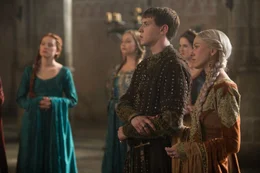 Prinz Hamlet (George MacKay, Mitte) mit seiner Mutter (Naomi Watts, rechts) und Ophelia (Daisy Ridley, links).