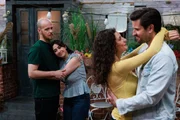 Tobias (Patrick Müller, l.) fühlt sich nach seiner Erkenntnis unwohl, als Esma (Özge Delioglan, 2.v.l.) seine Nähe sucht. Rechts Naomi (Nadine Menz) und Paco (Milos Vukovic) Tobias (Patrick Müller, l.) fühlt sich nach seiner Erkenntnis unwohl, als Esma (Özge Delioglan, 2.v.l.) seine Nähe sucht. Rechts Naomi (Nadine Menz) und Paco (Milos Vukovic)
