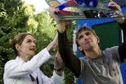 "Sei vorsichtig Fritz! Dieses Bild ist sehr wertvoll." Fritz Fuchs (Guido Hammesfahr) schaut sich den gl&auml;sernen Schatz seiner Schwester Suse (Eva Mannschott) genauer an.