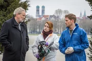 Billie Curio (Sina Reiß, M.) zeigt Arthur Bauer (Gerd Silberbauer, l.) und Dominik Morgenstern (Joscha Kiefer, r.) die Kettensäge. Billie Curio (Sina Reiß, M.) zeigt Arthur Bauer (Gerd Silberbauer, l.) und Dominik Morgenstern (Joscha Kiefer, r.) die Kettensäge.