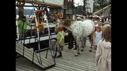 Mit ihrem Pferd "Kleiner Onkel" geht Pippi (Inger Nilsson) an Bord der Hoppetosse. Mit ihrem Pferd "Kleiner Onkel" geht Pippi (Inger Nilsson) an Bord der Hoppetosse.