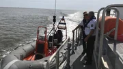 Auf dem Küstenboot "Sylt" machen die Wasserschutzpolizisten ihr Schlauboot klar. Möglichst jeder der 90 Krabbenfischer auf der Nordsee soll einmal im Jahr kontrolliert werden. Auf dem Küstenboot "Sylt" machen die Wasserschutzpolizisten ihr Schlauboot klar. Möglichst jeder der 90 Krabbenfischer auf der Nordsee soll einmal im Jahr kontrolliert werden.