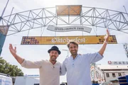 Pascal Kitzm&uuml;ller und Karl Weixelbaumer vorm Eingang zur Theresienwiese, Oktoberfest in M&uuml;nchen f&uuml;r die ServusTV Sendung 'Lassd&lsquo;s mas schee Gria&szlig;n'.