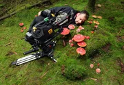 Naturfilmer Jan Haft richtet die Kamera aus, um die Fliegenpilze perfekt in Szene zu setzen. Naturfilmer Jan Haft richtet die Kamera aus, um die Fliegenpilze perfekt in Szene zu setzen.