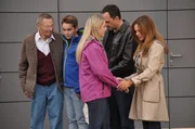 Der Abschied f&auml;llt allen Beteiligten schwer. Von links: Alois Preissinger (Erich Hallhuber), Christian Preissinger (Marinus Kaffl), Yvonne Preissinger (Alexa Eilers), Mike Preissinger (Harry Blank) und Trixi Preissinger (Doreen Dietel).