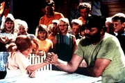 Vor allen Kindern und den Matrosen besiegt Pippi Langstrumpf (Inger Nilsson) ihren auch nicht gerade schwachen Vater (Beppe Wolgers) beim Armdrücken. Vor allen Kindern und den Matrosen besiegt Pippi Langstrumpf (Inger Nilsson) ihren auch nicht gerade schwachen Vater (Beppe Wolgers) beim Armdrücken.