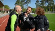 Der Vereinspräsident Frank Teichmann (Felix Goeser, l.) kommt für Lars Pöhlmann (Dominic Boeer, M.) und Paula Moorkamp (Stella Hinrichs, r.) definitiv als Täter in Frage. Während er den Club in höhere Sphären katapultieren wollte, standen für Trainer David Sattler die Kinder im Vordergrund. Sind sie deshalb aneinandergeraten? Der Vereinspräsident Frank Teichmann (Felix Goeser, l.) kommt für Lars Pöhlmann (Dominic Boeer, M.) und Paula Moorkamp (Stella Hinrichs, r.) definitiv als Täter in Frage. Während er den Club in höhere Sphären katapultieren wollte, standen für Trainer David Sattler die Kinder im Vordergrund. Sind sie deshalb aneinandergeraten?