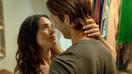 Mit st&auml;ndig neuen Wendungen und Bekenntnissen verwickelt Madison (Adria Arjona) den ahnungslos-naiven Gary alias Ron (Glen Powell) immer weiter in die Konflikte um die Trennung von ihrem Ehemann.