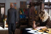 Johannes Itten (Sven Schelker) besucht Dörte Helm (Anna Maria Mühe) in der Weberei, um ihren Entwurf für den Vorhang im Haus Sommerfeld anzusehen. Johannes Itten (Sven Schelker) besucht Dörte Helm (Anna Maria Mühe) in der Weberei, um ihren Entwurf für den Vorhang im Haus Sommerfeld anzusehen.