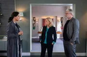 Nach der Trennung von Isa von Brede (Sabine Postel, M.) hat Isas Ex-Mann Robert Seebacher (Filip Peeters, r.) mit der Kunstlehrerin Antje Siebert (Désirée Nosbusch, l.), zusammen gelebt. Kann sie die Frage der Kunstfälschungen aufklären? Nach der Trennung von Isa von Brede (Sabine Postel, M.) hat Isas Ex-Mann Robert Seebacher (Filip Peeters, r.) mit der Kunstlehrerin Antje Siebert (Désirée Nosbusch, l.), zusammen gelebt. Kann sie die Frage der Kunstfälschungen aufklären?